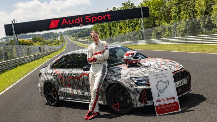 Frank Stippler steht vor dem Audi RS 3-Vorserienmodell