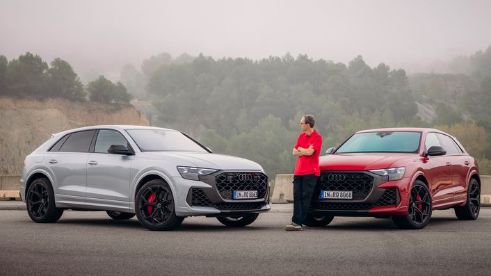 Chassis developer Roland Waschkau next to two Audi RS Q8 performance