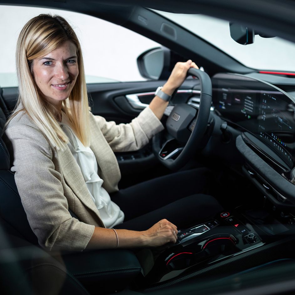 Luisa Werther sitzt im neuen Audi A5