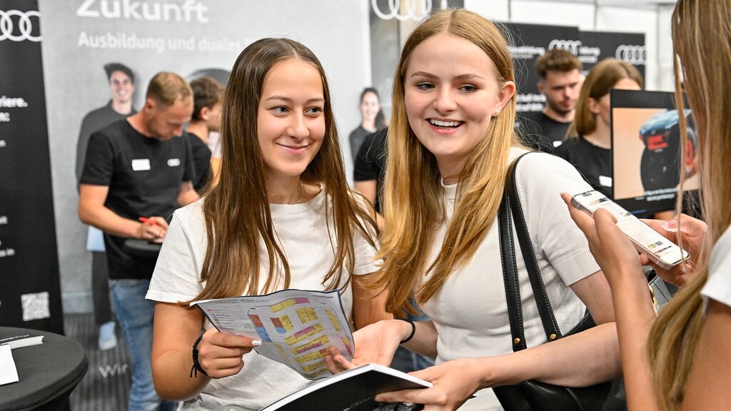 Zwei Mädchen lachen und schauen in anderes Mädchen an auf der AZUBI-MESSE Öhringen