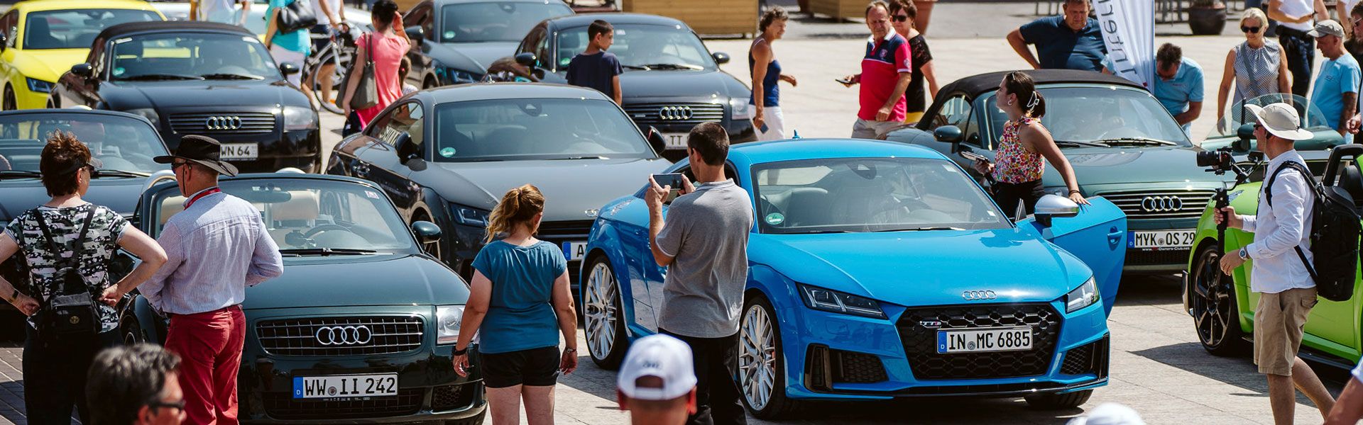 Zahlreiche Menschen schauen sich verschiedene Audi Modelle an