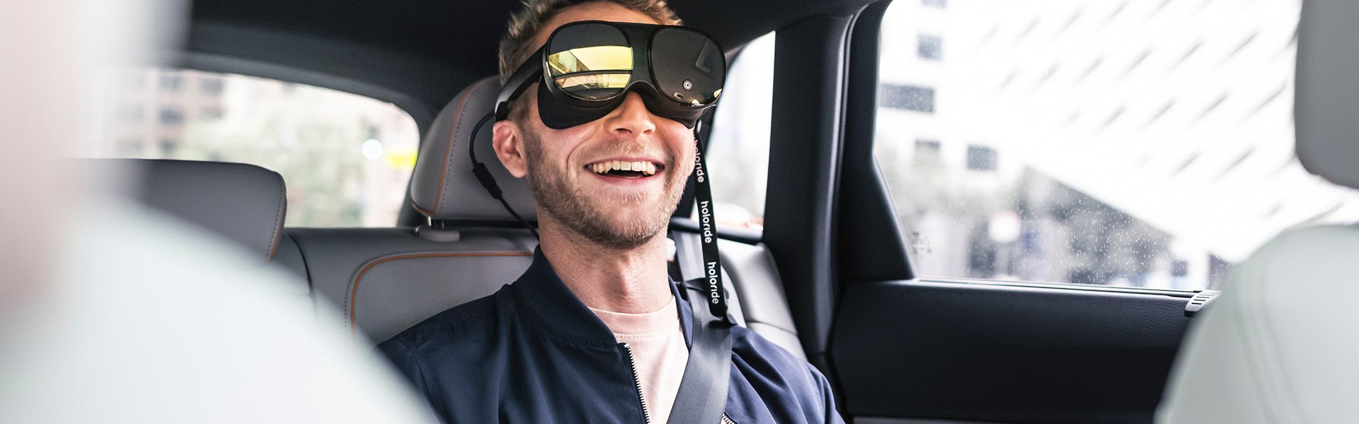 Mann mit VR Brille im Auto