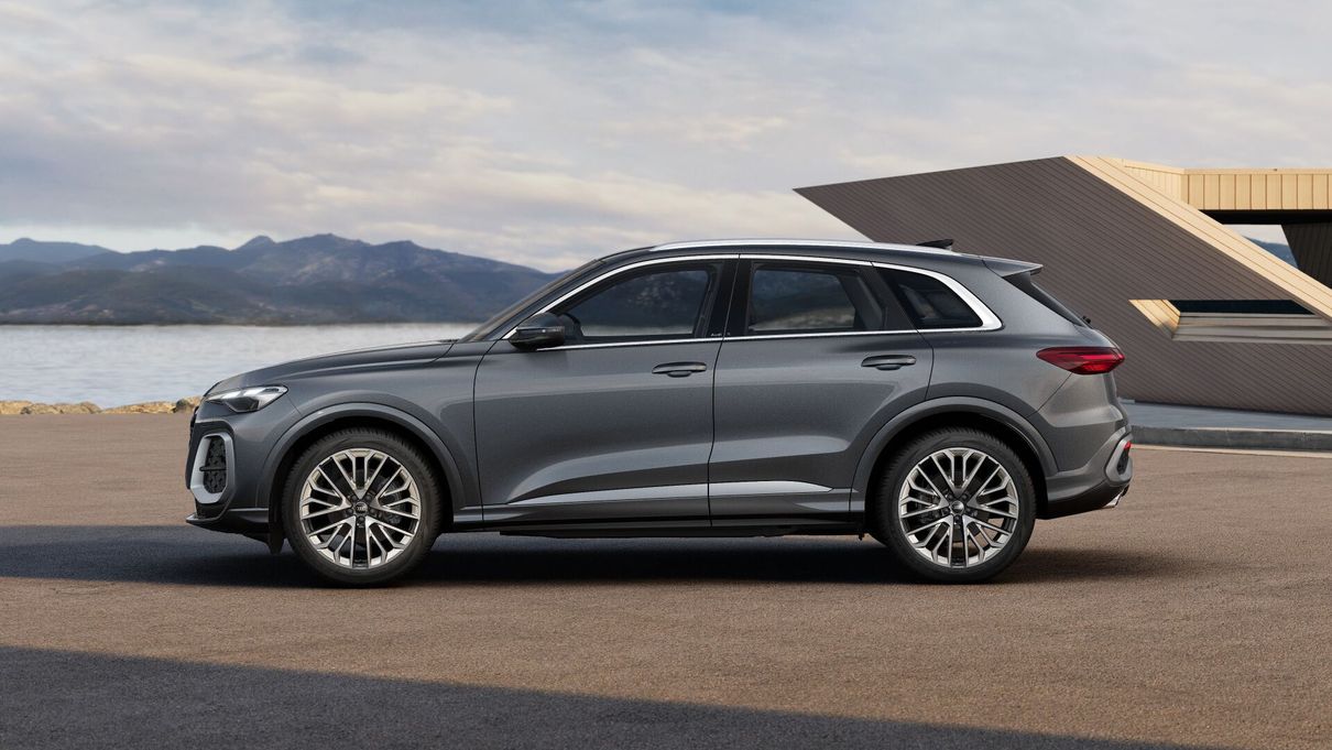 Side view of the Q5 with the 21-inch wheel in S design