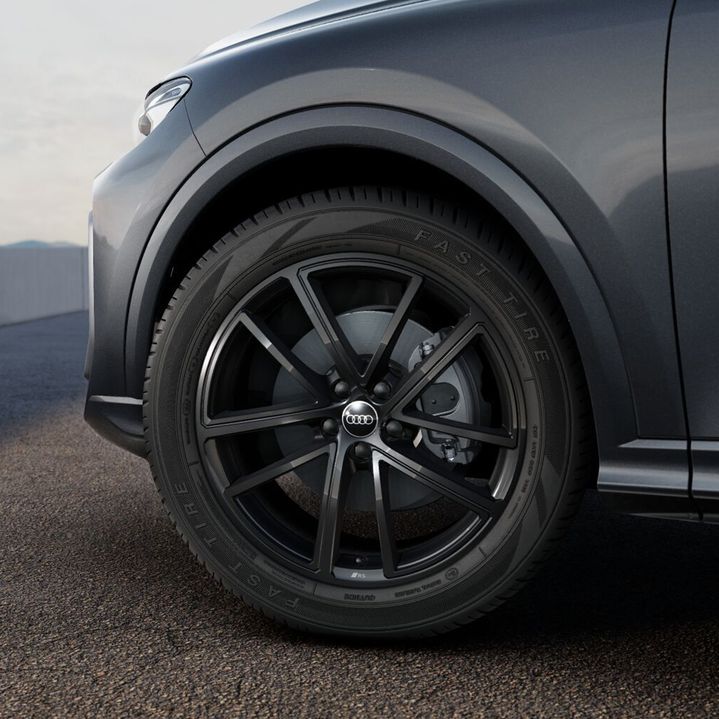 Close-up view of the Q5 with the all-black 20-inch wheel