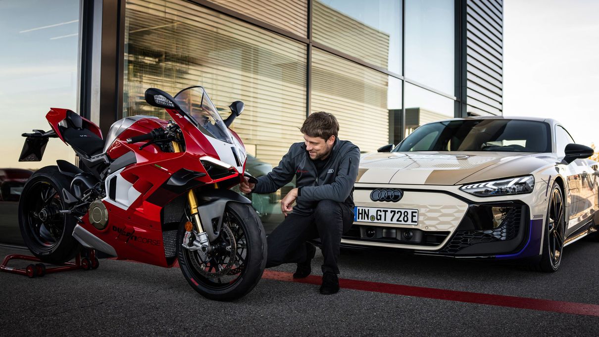 Jaan Mattes Reiling kniet neben der Ducati Panigale V4 R