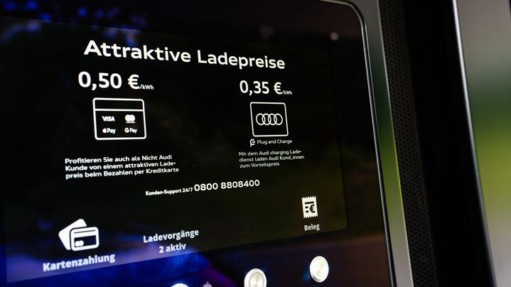 Ein Display zeigt die Ladepreise am Audi charging hub