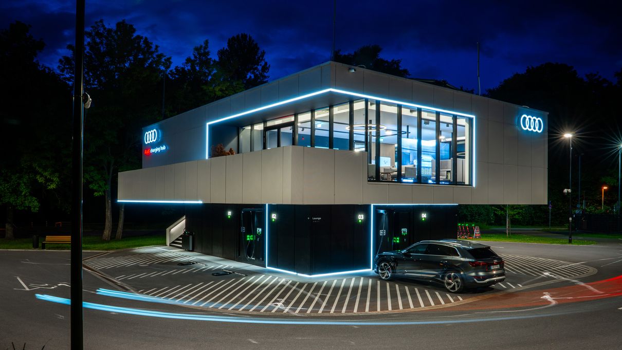 Der beleuchtete Audi charging hub in Nürnberg bei Nacht
