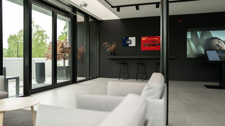 Die Innenansicht des Audi charging hubs mit Lounge Möbeln