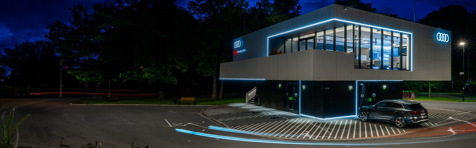 Der beleuchtete Audi charging hub in Nürnberg bei Nacht