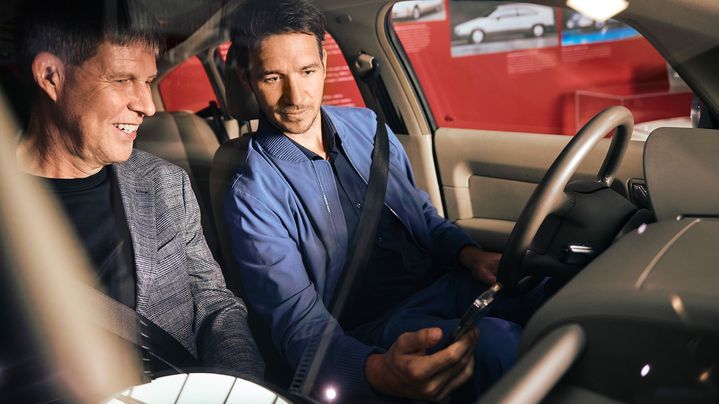 Rüdiger Recknagel and Felix Neureuther sit together in an Audi model