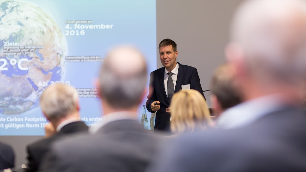 Man gives presentation at neighborhood meeting 2018